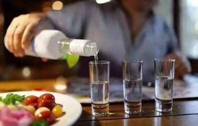 麗江市白酒也能創(chuàng)造商業(yè)神話？這款無(wú)名酒一年狂賺7000萬(wàn)，背后的奧秘是什么？